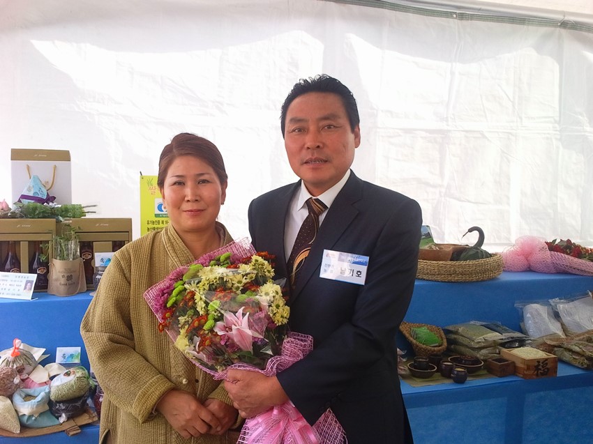 2.남기호 쌀아지매 친환경작목반장 경상북도 농정대상 수상